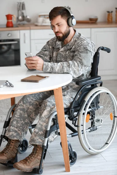 Jovem Soldado Cadeira Rodas Usando Telefone Celular Cozinha — Fotografia de Stock