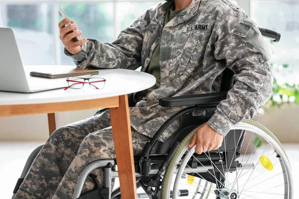 Jovem Soldado Cadeira Rodas Usando Telefone Celular Casa — Fotografia de Stock