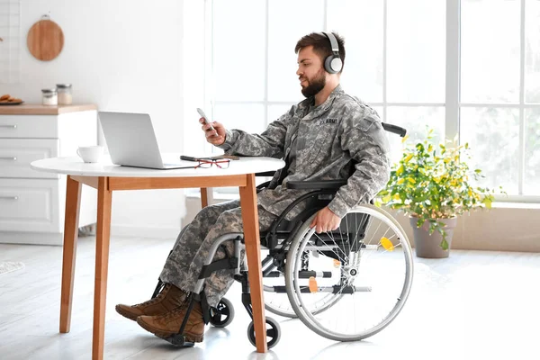 Νεαρός Στρατιώτης Αναπηρική Καρέκλα Ακουστικά Που Χρησιμοποιούν Κινητό Τηλέφωνο Στο — Φωτογραφία Αρχείου