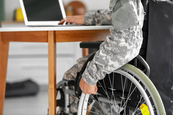 Junger Soldat Rollstuhl Mit Laptop Hause Nahaufnahme — Stockfoto