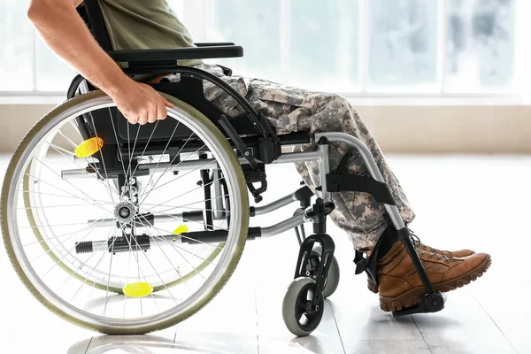 Junger Soldat Rollstuhl Hause — Stockfoto