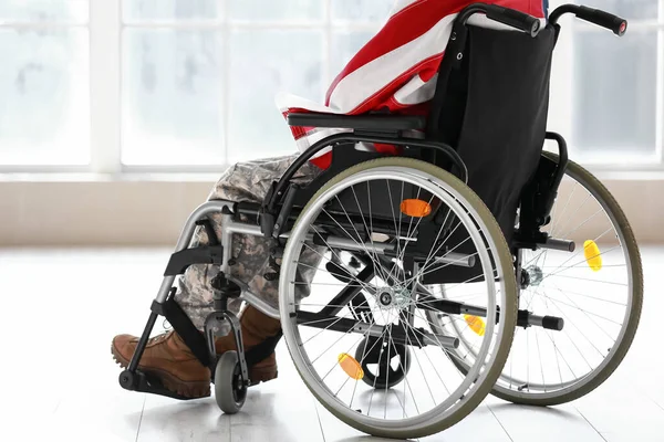 Jovem Soldado Cadeira Rodas Com Bandeira Dos Eua Casa — Fotografia de Stock