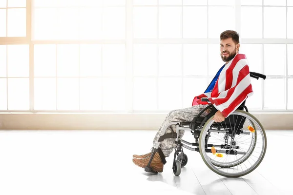 Jovem Soldado Cadeira Rodas Com Bandeira Dos Eua Casa — Fotografia de Stock