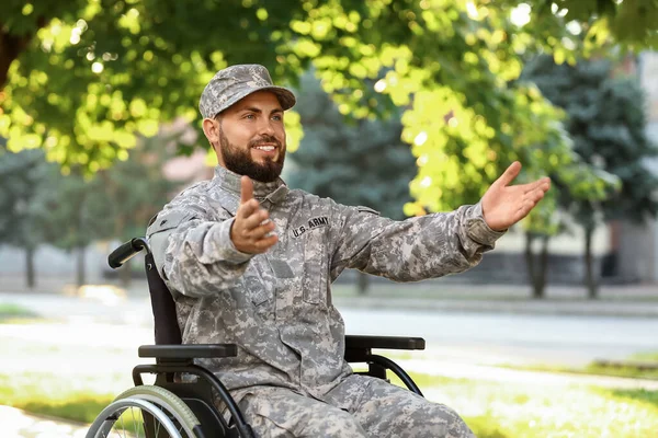 Junger Soldat Rollstuhl Freien — Stockfoto