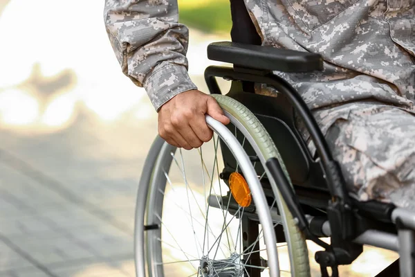 Junger Soldat Rollstuhl Freien Nahaufnahme — Stockfoto