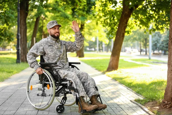 Ung Soldat Rullstol Viftar Med Handen Utomhus — Stockfoto