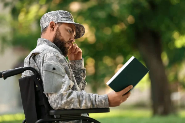Junger Soldat Rollstuhl Liest Buch Freien — Stockfoto