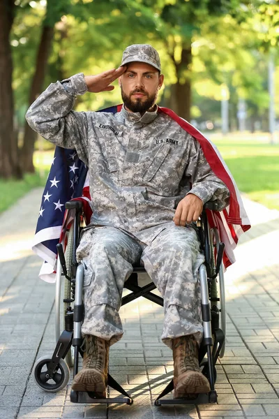 Soldado Joven Silla Ruedas Con Bandera Saludando Aire Libre — Foto de Stock