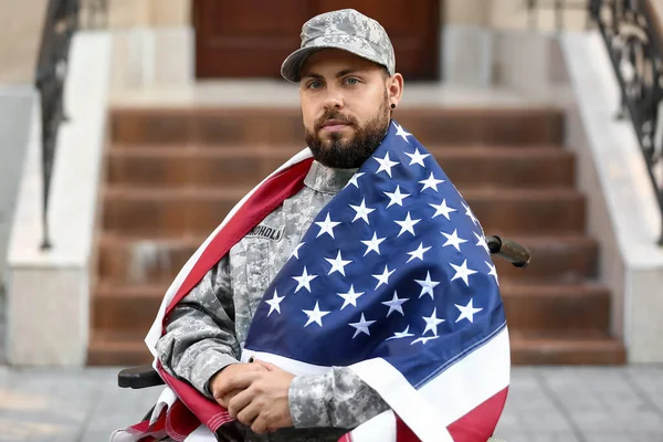Joven Soldado Silla Ruedas Con Bandera Estados Unidos Aire Libre — Foto de Stock