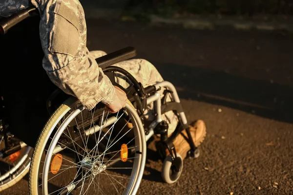 Jovem Soldado Cadeira Rodas Livre Close — Fotografia de Stock