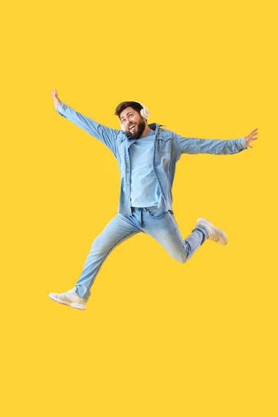 Hombre Barbudo Guapo Auriculares Saltando Sobre Fondo Amarillo —  Fotos de Stock