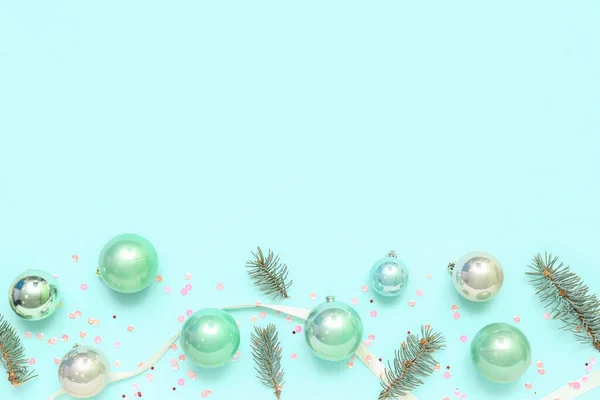 Noel Süslemeleri Köknar Dalları Renk Arkaplanındaki Pullarla Kompozisyon — Stok fotoğraf