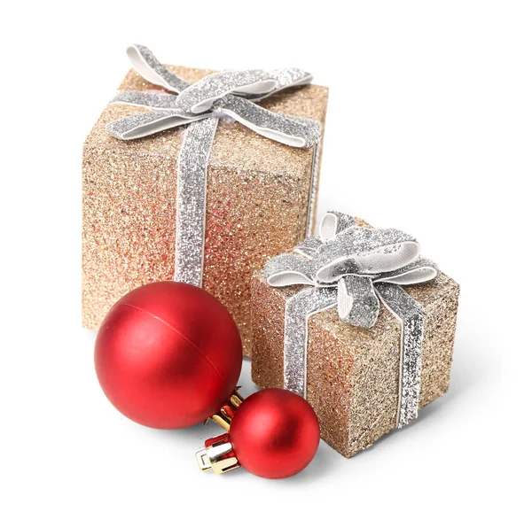 Όμορφα Δώρα Χριστουγέννων Και Μπάλες Που Απομονώνονται Λευκό Φόντο — Φωτογραφία Αρχείου