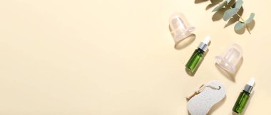 Antiselülit masajı için gerekli yağ, sünger taşı ve vakum kavanozları içeren kompozisyon renk arka planında metin için boşluk