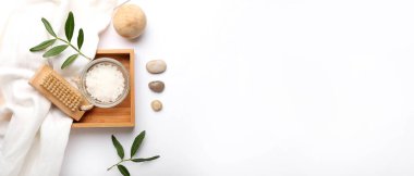 Masaj fırçası, ahşap top ve beyaz zemin üzerinde deniz tuzu ve metin için yeri olan kompozisyon