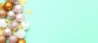 Turkuaz arka planda Noel topları ve metin için alanı olan güzel kompozisyon