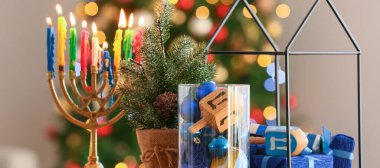 Hanuka kutlaması için süslemeli Menorah odada.