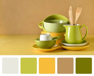 Renkli arka planda şık, temiz sofra takımı seti. Farklı renk desenleri