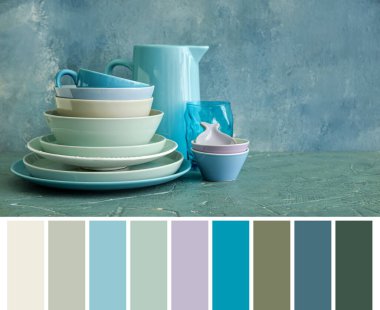 Mavi arka planda şık, temiz sofra takımı seti. Farklı renk desenleri