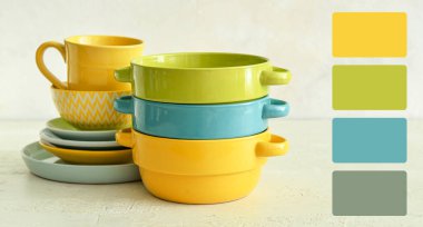 Işık arka planında şık, temiz sofra takımı. Farklı renk desenleri