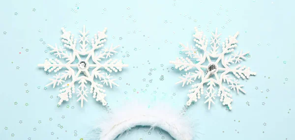 Hermosa Diadema Navidad Confeti Sobre Fondo Azul Claro —  Fotos de Stock