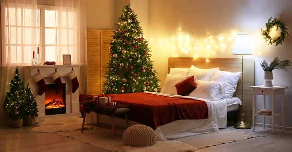 Interior Del Dormitorio Con Luces Brillantes Árboles Navidad Chimenea — Foto de Stock