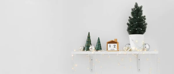Shelf Small Christmas Tree Calendar Decorations Glowing Lights White Wall — Stock Photo, Image