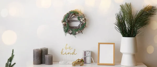 Christmas Wreath Hanging White Wall Table Stylish Decorations Room — Stock Photo, Image