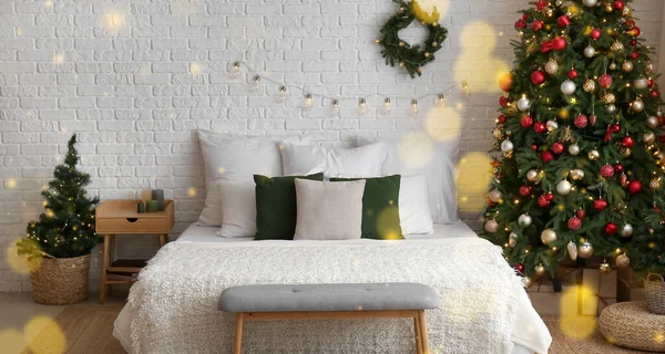 Interior Del Dormitorio Luminoso Con Árboles Navidad Guirnalda Brillante — Foto de Stock