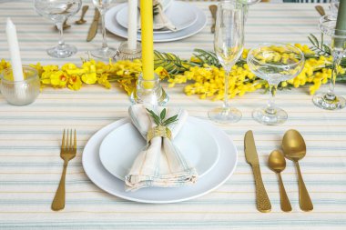 Servis masasında çiçek dekoru ile ayarlanıyor