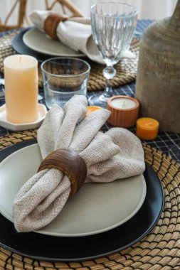 Servis masasında peçeteli tabak, yakın plan.