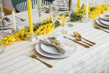 Servis masasında çiçek dekoru ile ayarlanıyor