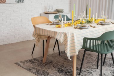 Aydınlık odada güzel çiçek desenli şenlik masası.