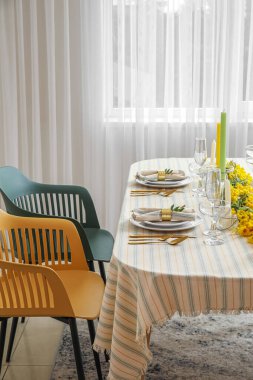 Yemek masasında güzel bir dekor ve dekor var.