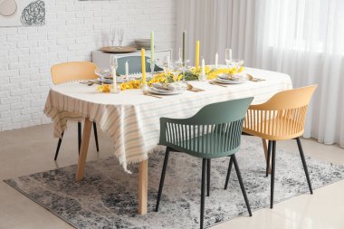 Işık odasının iç tarafında çiçek desenli şenlik masası.