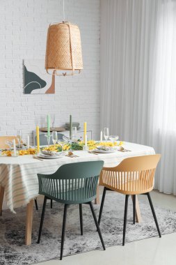 Işık odasında çiçek desenli şenlik masası.