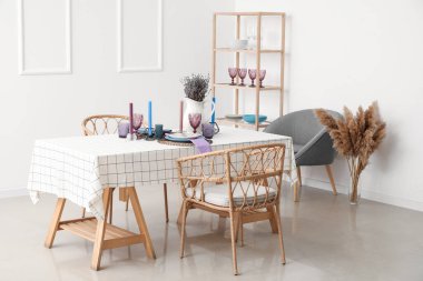 Aydınlık oda içinde güzel masa düzenleme ve lavanta çiçekleri