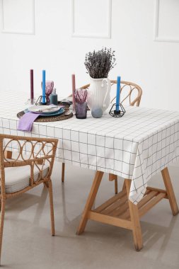 Güzel bir sofra ve ışık odasında lavanta çiçekleri.