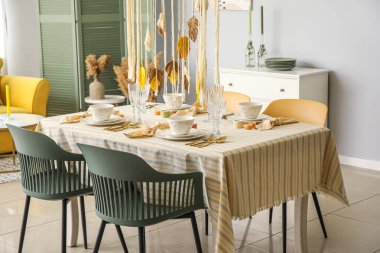 Işık odasında şık bir masa.