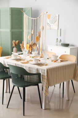 Işık odasında şık bir masa.