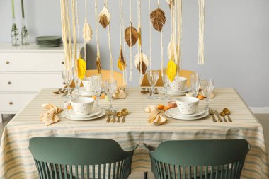 Işık odasındaki servis masasında yemek takımı.