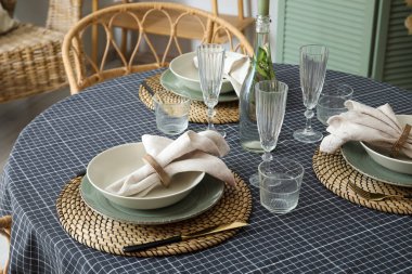 Şık bir odada peçete ve gözlüklerle güzel bir masa.