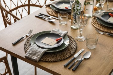 Odada doğal dekoru olan güzel bir masa.