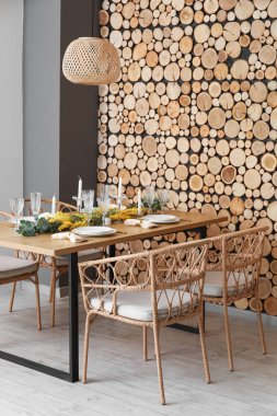 Mimoza çiçekleri ve mumlarla dolu güzel bir masa.