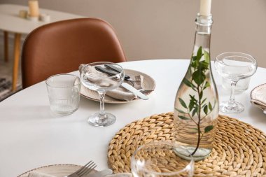 Hasır hasırlı ve vazolu çok güzel bir masa.