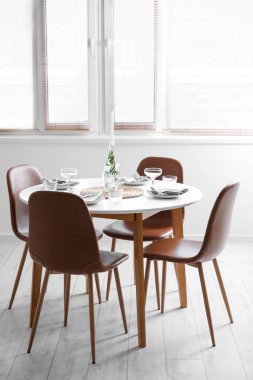 Işık odasında mum olan güzel bir masa.