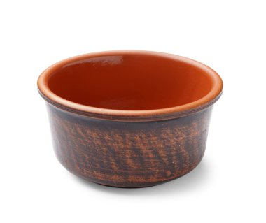 Beyaz arkaplanda boş ramekin