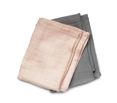 Temiz peçeteler beyaz arkaplanda izole edildi