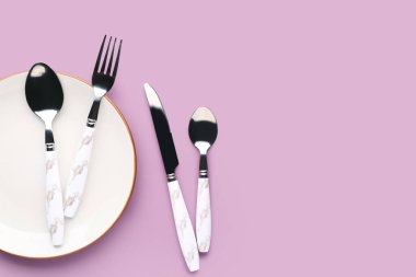 Leylak kaplamalı gümüş çatal bıçak takımı.