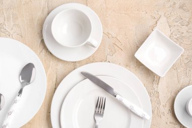 Grunge arka planında beyaz plakalı tablo ayarı